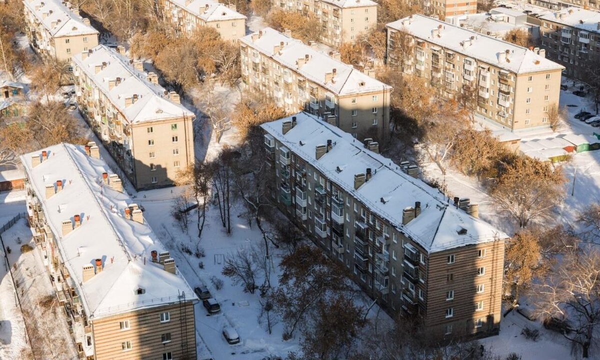 "У дома напротив советское лицо"