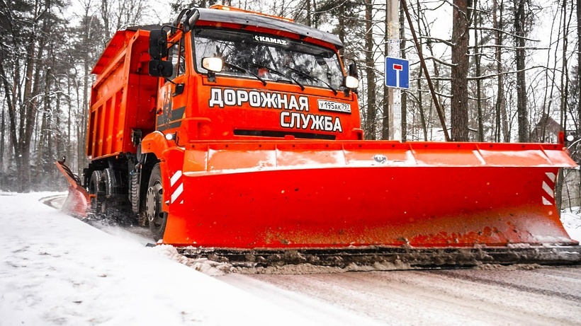    Уборка снега в Подмосковье © Telegram-канал «Дороги и транспорт МО»