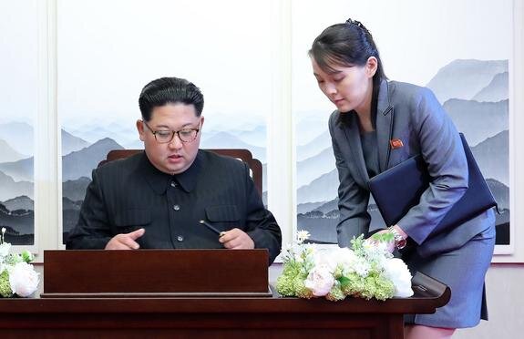    Лидер КНДР Ким Чен Ын и его сестра Ким Е Чжон, Inter-Korean Summit Press Corps/ / globallookpress.com