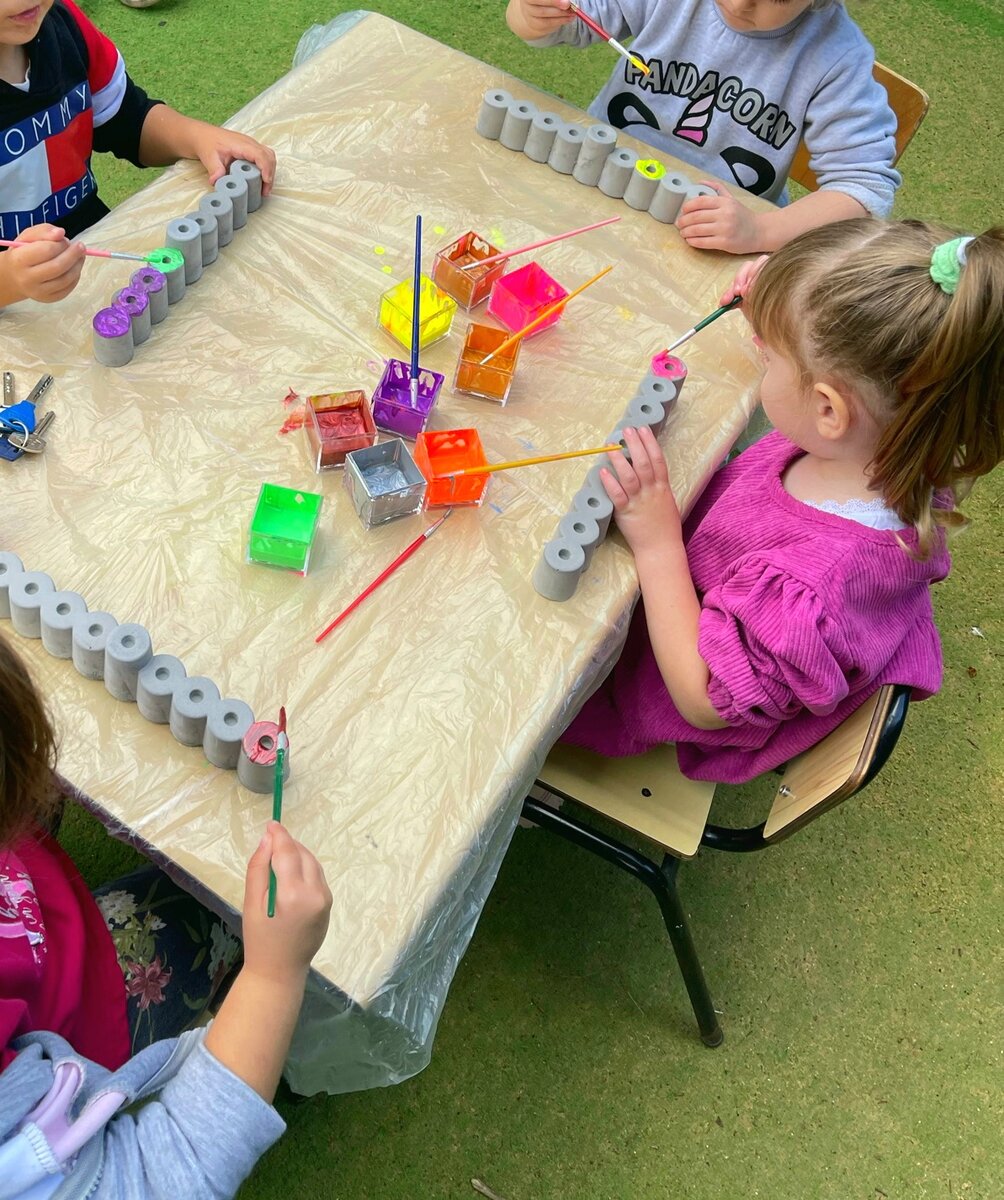 Дети раскрашивают ханукию