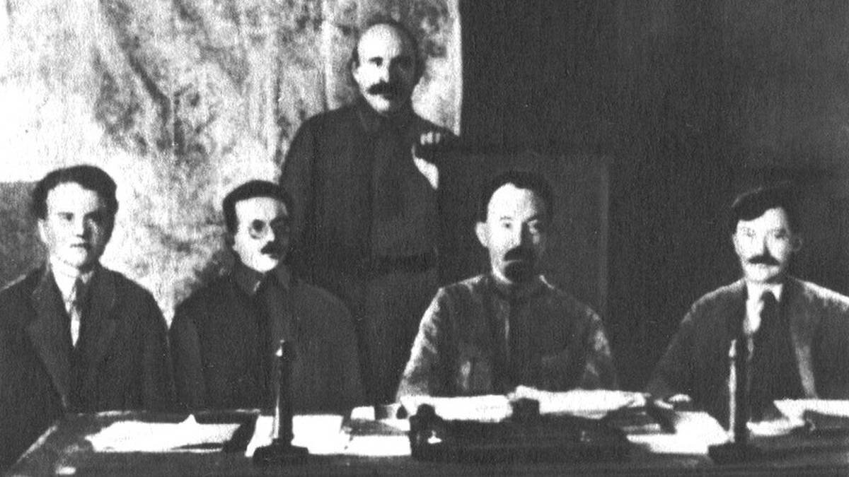    Члены коллегии ВЧК (слева направо) Я. X. Петерс, И. С. Уншлихт, А. Я. Беленький (стоит), Ф. Э. Дзержинский, В. Р. Менжинский, 1921 г. / Фото: public domain