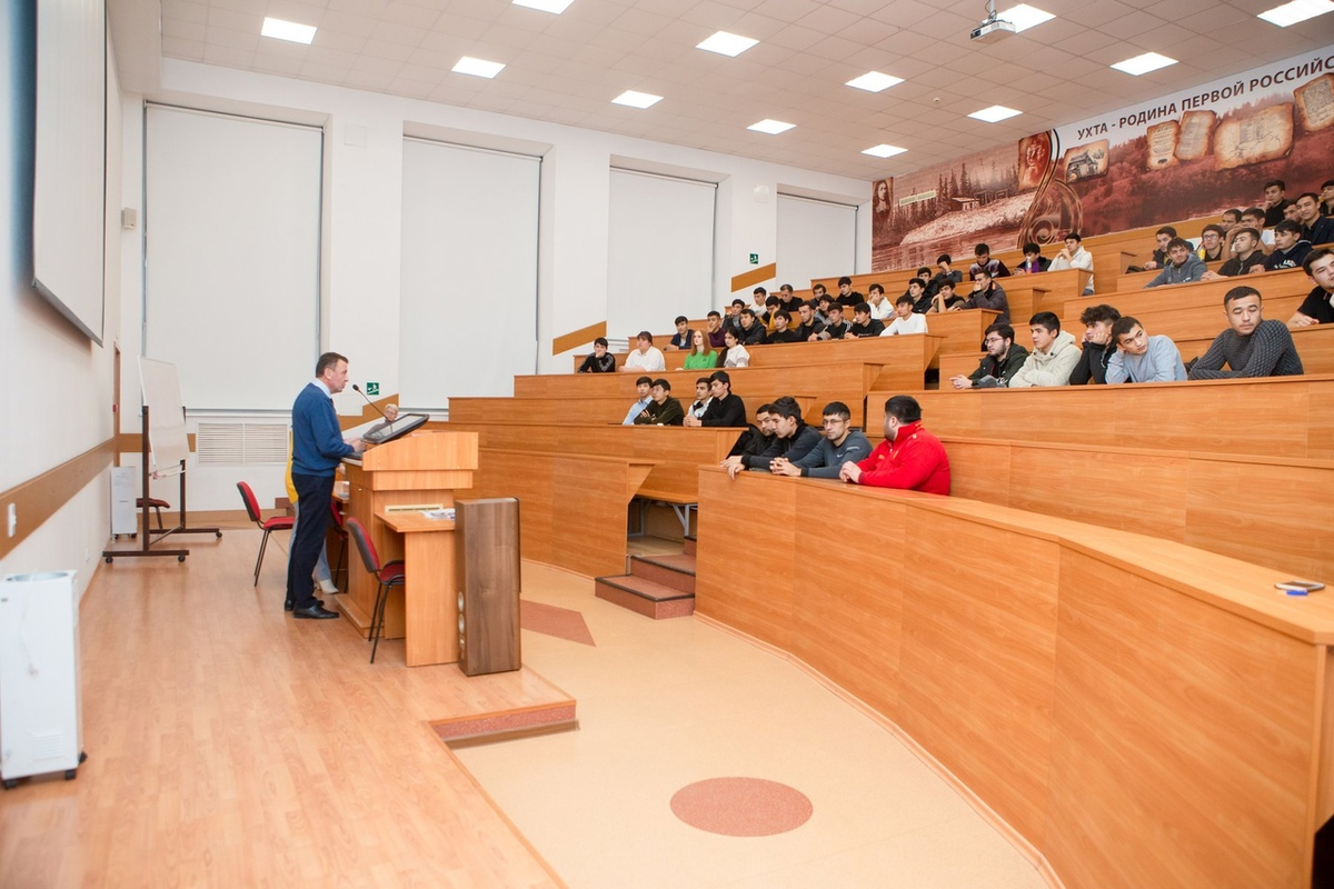 В.А. Якимов проводит встречу с иностранными студентами УГТУ