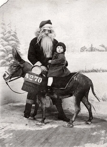 Поразительные и пугающие фото оригинального Санта-Клауса