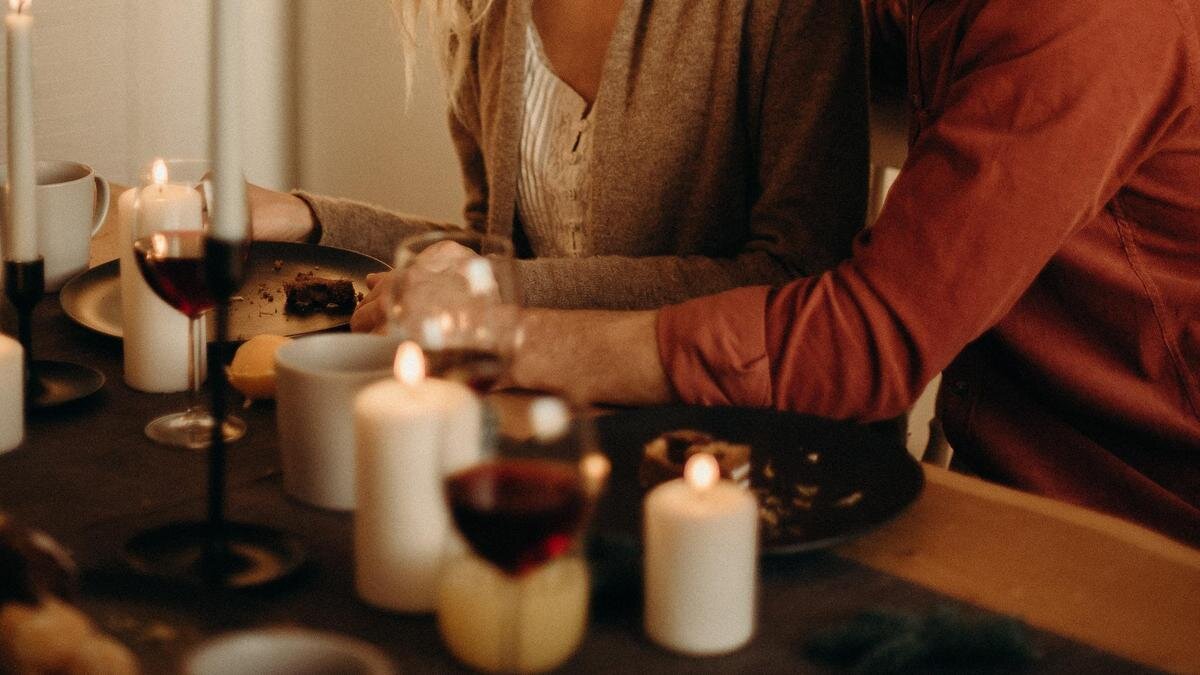    Мужчина и женщина сидят при свечах:pexels.com