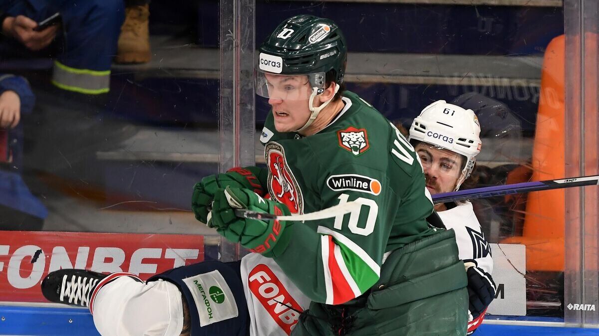    Игрок "Ак Барса" Дмитрий Воронков (слева) © РИА Новости / Максим Богодвид