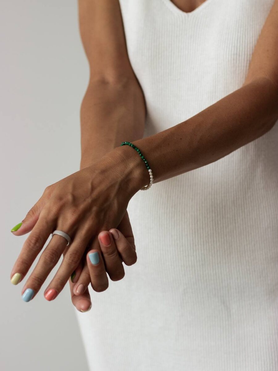 Серебряный браслет с культивированным жемчугом и граненым малахитом 