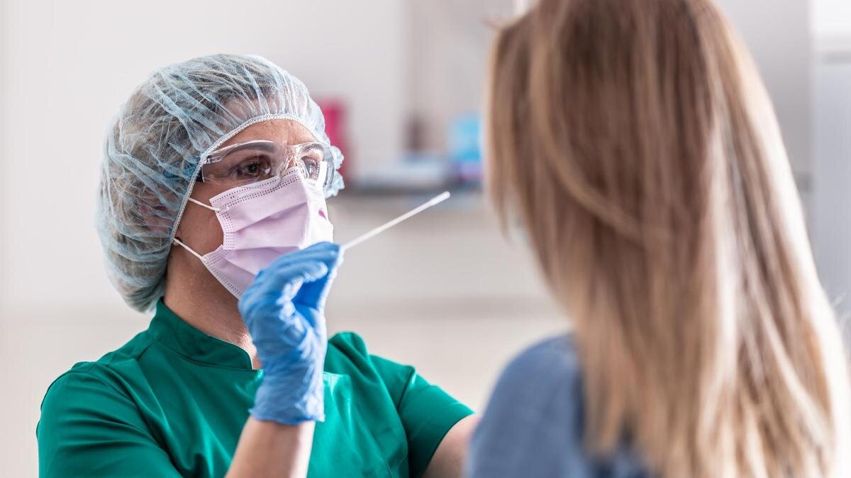   Врач берет мазок для теста на КВИ:SimpleImages/Getty Images