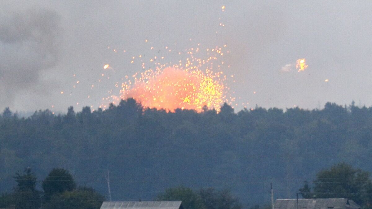    Пожар на военной базе в городе Калиновка в Винницкой области. 27 сентября 2017© AP Photo / Efrem Lukatsky