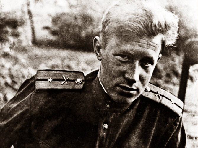 Юрий Иванович Дроздов – младший лейтенант командир взвода противотанковой артиллерии. /фото переснято и реставрировано мной, изображение взято из архива КГБ-ФСБ/