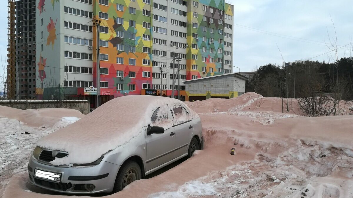     Жители Ленинского района Ижевска в очередной раз заметили, что снег на улицах приобрел красно-коричневый цвет. Он окрасился из-за выбросов пыли от производства кирпича на заводе керамических материалов. Сколько лет еще терпеть горожанам «красный снег», и насколько вредны эти выбросы?