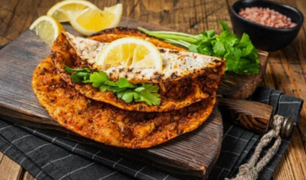 К лахмаджуну всегда идёт зелень и лимон