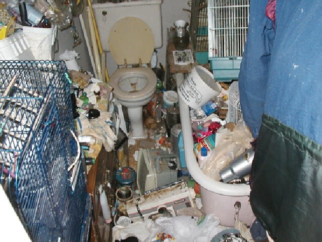 Ещё один реальный санузел хоардера, источник фото – Handout, City of Lancaster