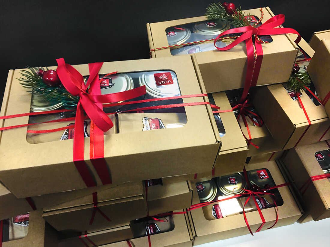 подарки покупателям. бизнес подарки. красивая подарочная коробка. выбор новогодних подарков. красивые подарки на новый год.