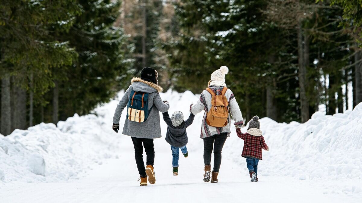    Семья с детьми на прогулке в лесу © iStock.com / Halfpoint