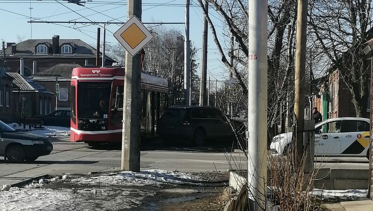     В Таганроге за последние сутки произошли две аварии, в которых участвовали трамваи, сообщили местные жители в соцсетях.