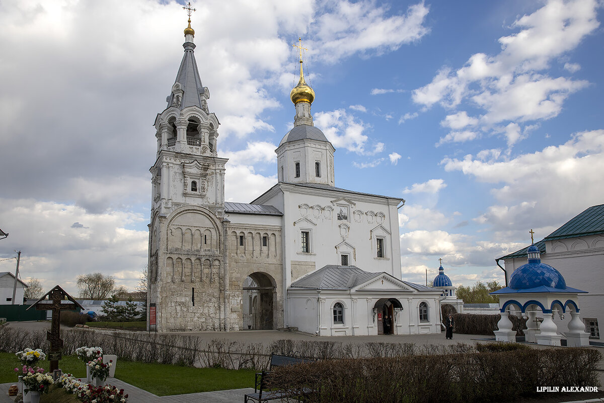 01 Монастырь занимает территорию дворца-замка Андрея Боголюбского&nbsp;- единственного гражданского здания домонгольской Руси, дошедшего до нашего времени хотя бы частично. 