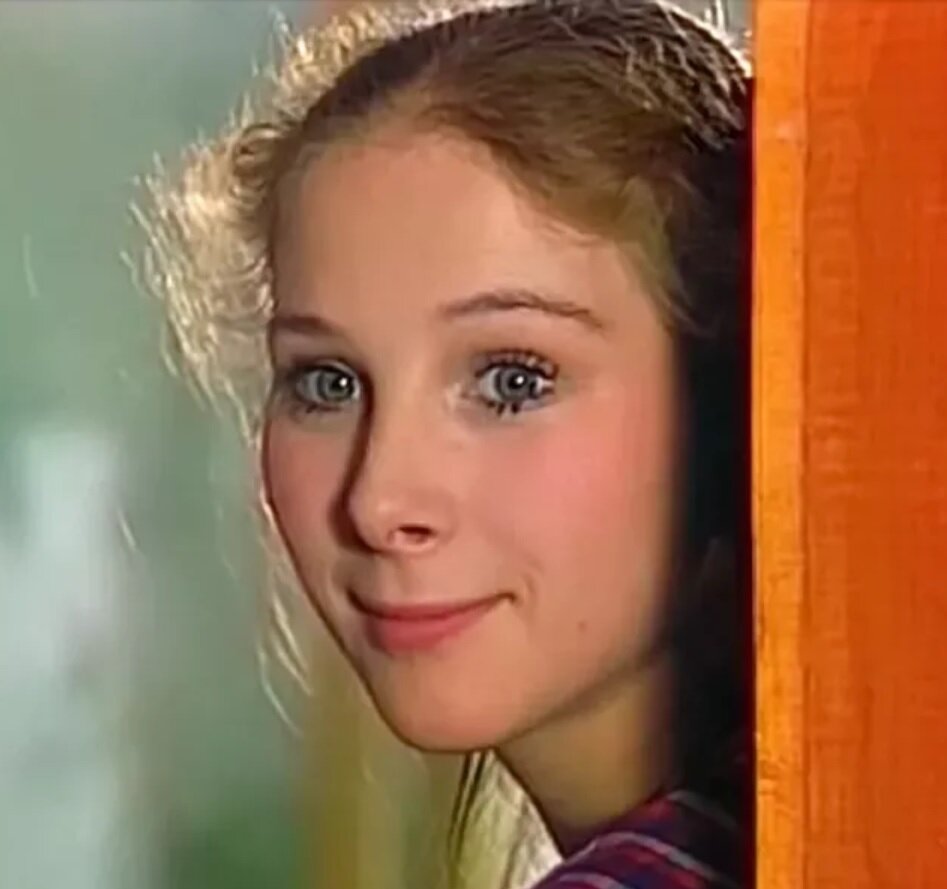 Кстати, обратил внимание, что молодая матушка чем-то очень похожа на советскую актрису Ирину Савину (вот ее фото в 20 лет) (Изображение взято из открытых источников в соцсетях)