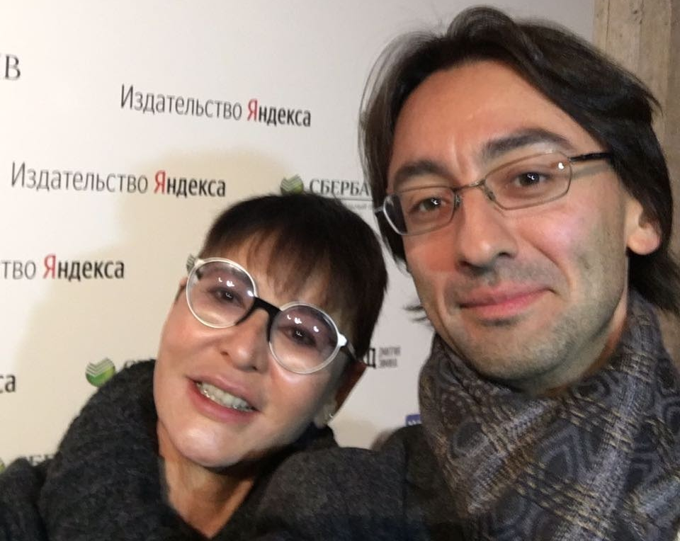 Даниил Котляров - сын Хакамады в настоящее время живёт в Гонконге