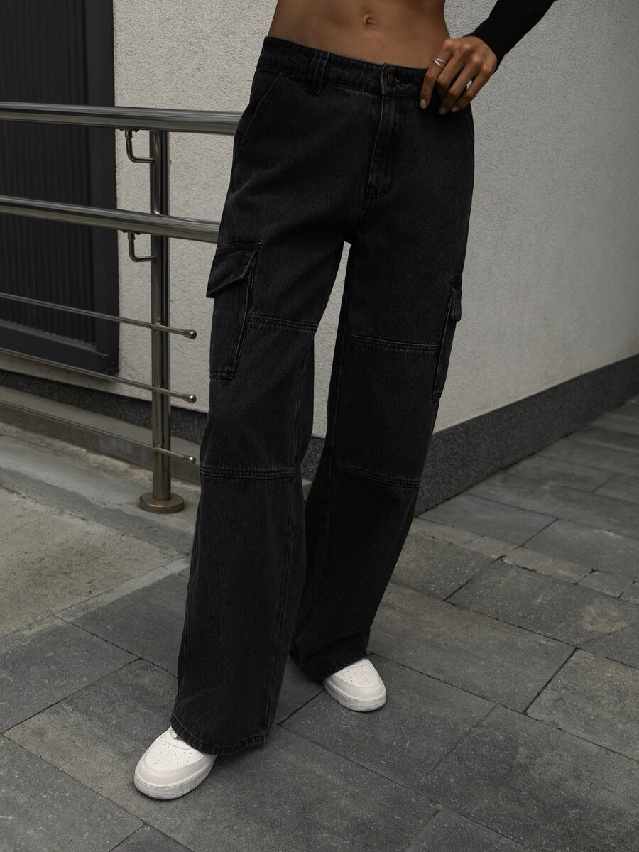 Данное направление сочетает в себе несколько других : заниженная посадка, фен накладные карманы самого разного размера и количества, а также стиль милитари с цветом хаки, присущим комфортом, натуральными материалами: да,  важнейшей функцией моды во все времена было отражение настроений общества. 