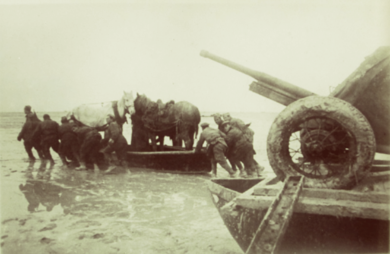 Советские войска переправляют артиллерию и лошадей через Сиваш, зима 1943–1944 гг.