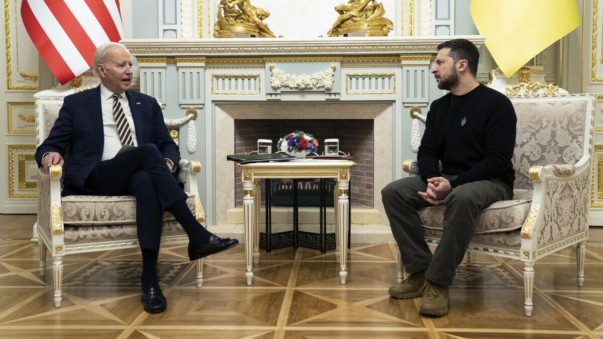    Джо Байден и Владимир Зеленский во время встречи в Киеве© AP Photo / Evan Vucci