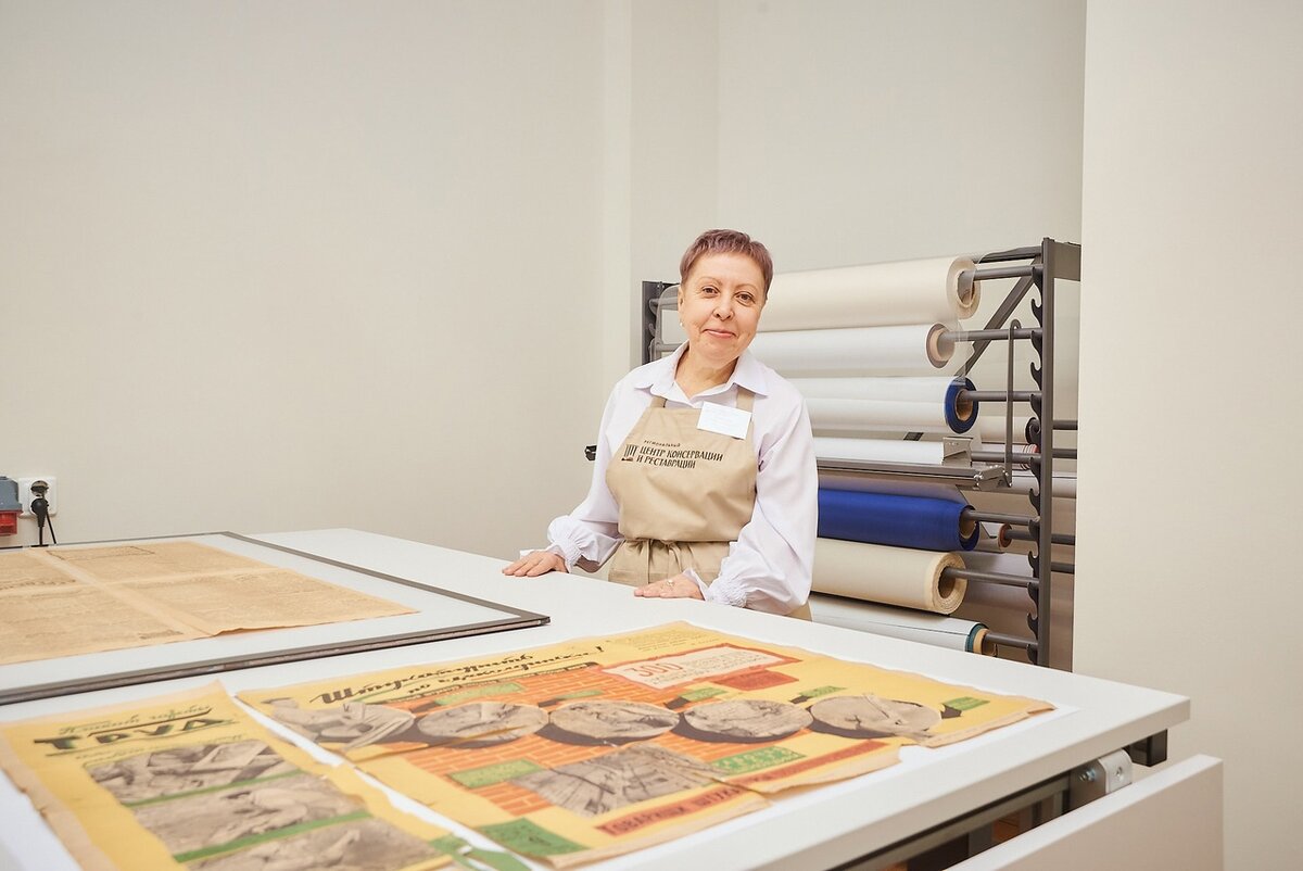 переплетчик в библиотеке. консервация библиотеки. сохранность книжного фонда. консервация фондов. консервация библиотеки.