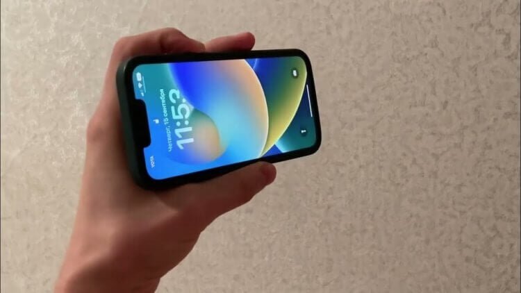 С момента выхода iPhone X в 2017 году пользователи безрамочных смартфонов Apple просили у компании дать возможность разблокировать устройства в горизонтальной ориентации. Самое забавное, что в iPad такая функция появилась еще в 2018 году вместе с выходом безрамочного iPad Pro. Планшету неважно, какой стороной вы его держите, он распознает ваше лицо в любом случае. Вот только для iPhone такая возможность появилась вместе с выходом iOS 16.