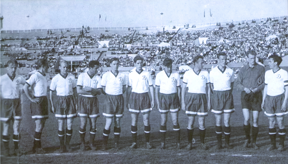 Киевское "Динамо", 1956 год. Слева направо: Попович, Коман, В. Соболев, Грамматикопуло, С. Коршунов, Каневский, Войнов, Юст, Ерохин, Лемешко, Фомин.