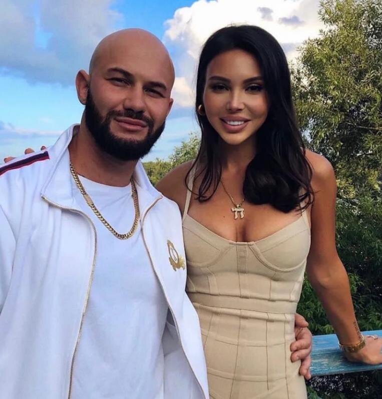 Джиган куда-то пропал. Оксана Самойлова постит грустные сторис. Что происходит?