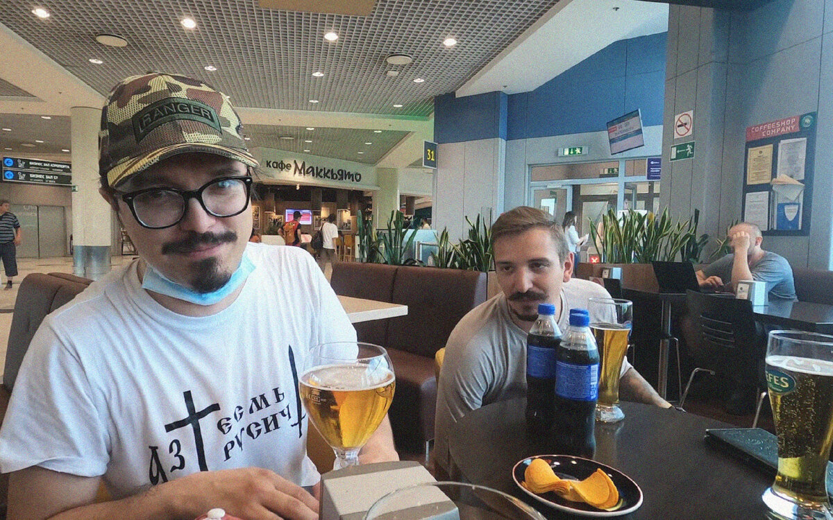 Я и Серёжа, а на заднем фоне наш любимый душнила.