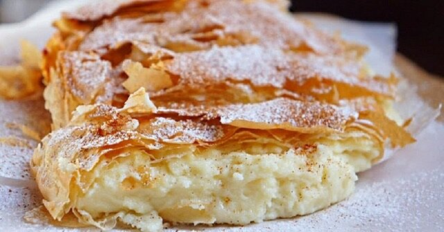 Рецепт традиционного греческого  пирога Бугаца – поистине сливочное совершенство. Бугаца идеально подходит как в качестве закуски, так и десерта, а присыпанный на последней минуте сахарной пудрой и корицей, сможет удивить ваших друзей и семью. Ключ к успешному приготовлению пирога - использование высокого качества свежего сливочного масла. Оригинальный греческий рецепт требует участия масла «galaktos», который производится из коровьего молока, придает богатый вкус и удивительный запах!