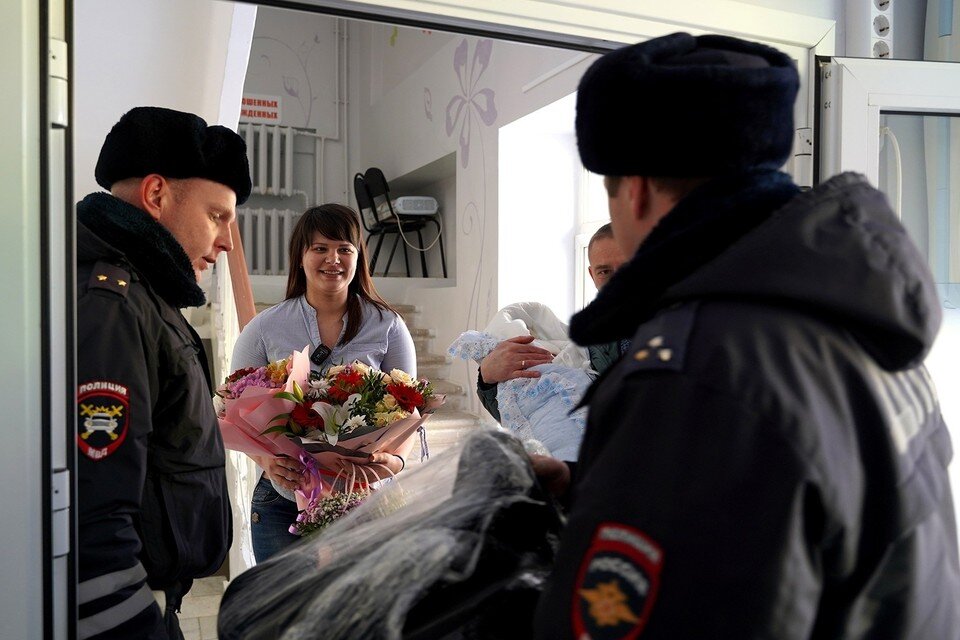    Инспекторы ДПС отвезли в роддом Липецка беременную женщину из Ельца  Пресс-служба УМВД Липецкой области.