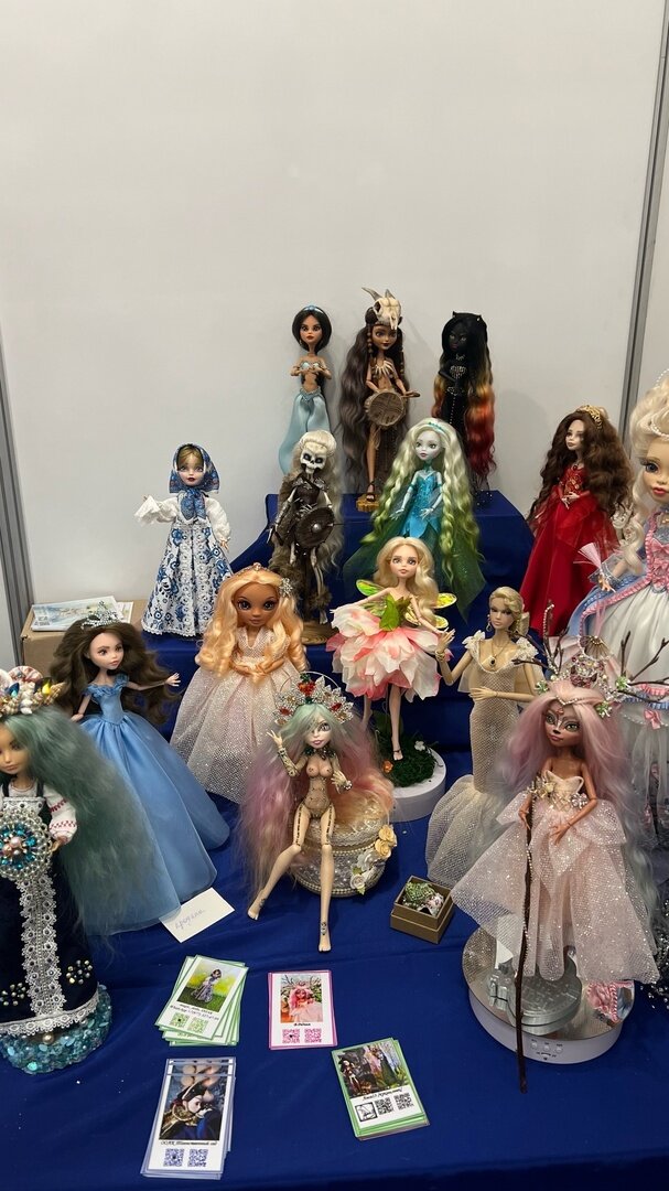 ярмарка кукол. выставка кукол март 2024. международная выставка кукол в гостином дворе 2022. выставка кукол в москве на тишинке. бал кукол на тишинке 2022.