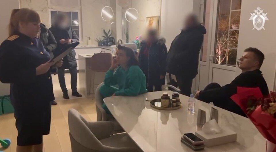     Перед началом обыска в доме блогеров.  ОПЕРАТИВНАЯ СЪЕМКА