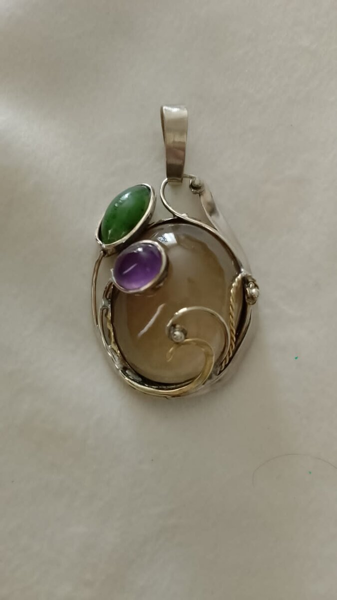 Подвеска в нейзильбере, в цетре - раухтопаз, по краям - аметист и нефрит. Цена 3950