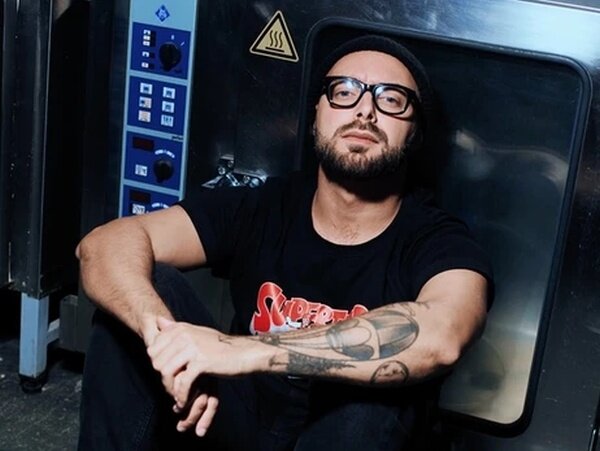    Украинец снял клип российской певице. За это ужесточён выезд всех артистов за границу