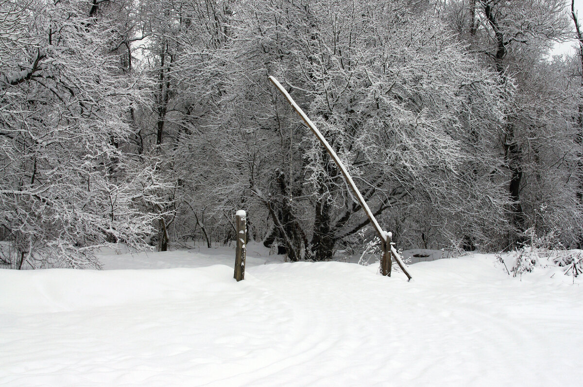 Шлагбаум на дороге к реке Ходзь.