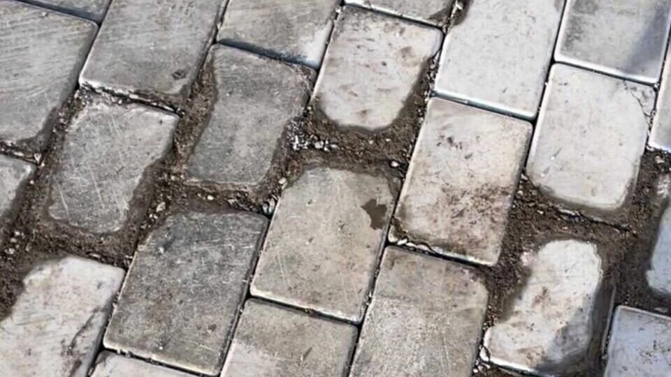     В Нижнекамске брусчатка, которую рабочие положили осенью возле торгового центра «Рамус» начала отходить. Соответствующая публикация появилась в одном из Telegram-каналов города.