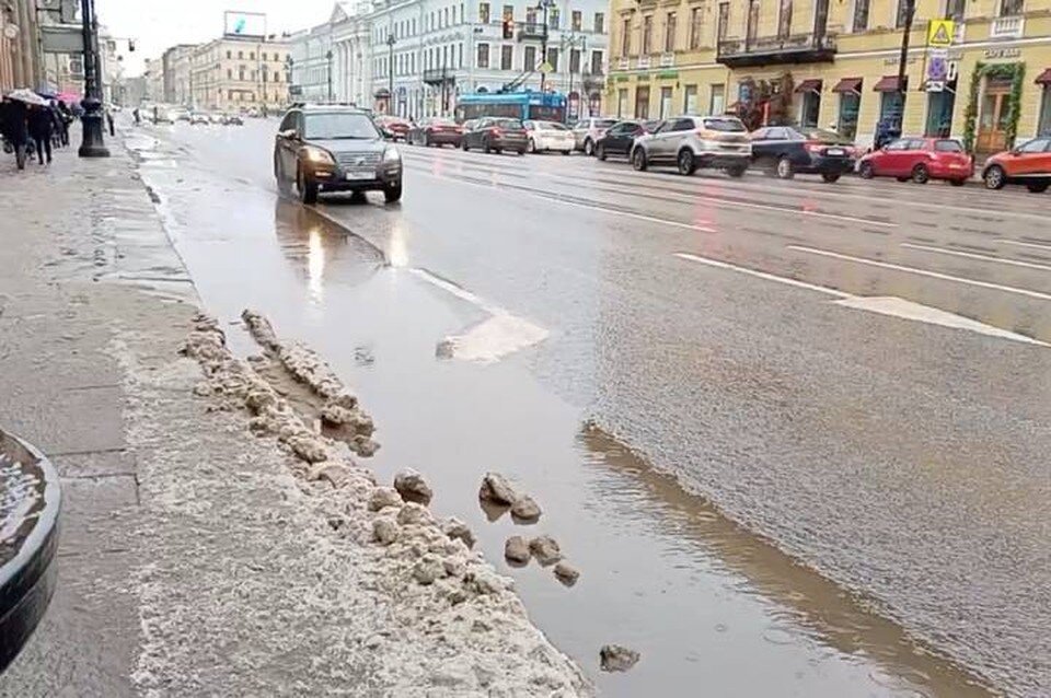     Городские коммунальные службы Петербурга перешли на усиленный режим работы из-за интенсивного таяния снега Юлия СТАЛИНА