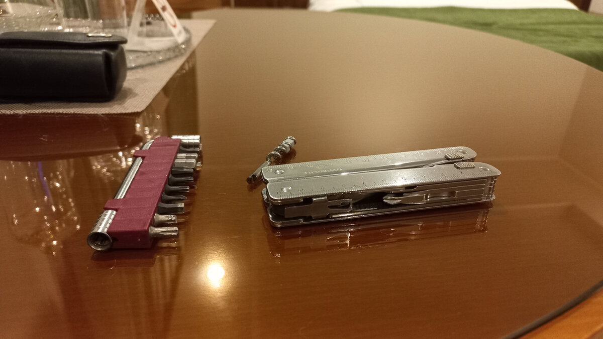 Мультитул Victorinox. 70 % всей моей работы можно выполнить с его помощью.