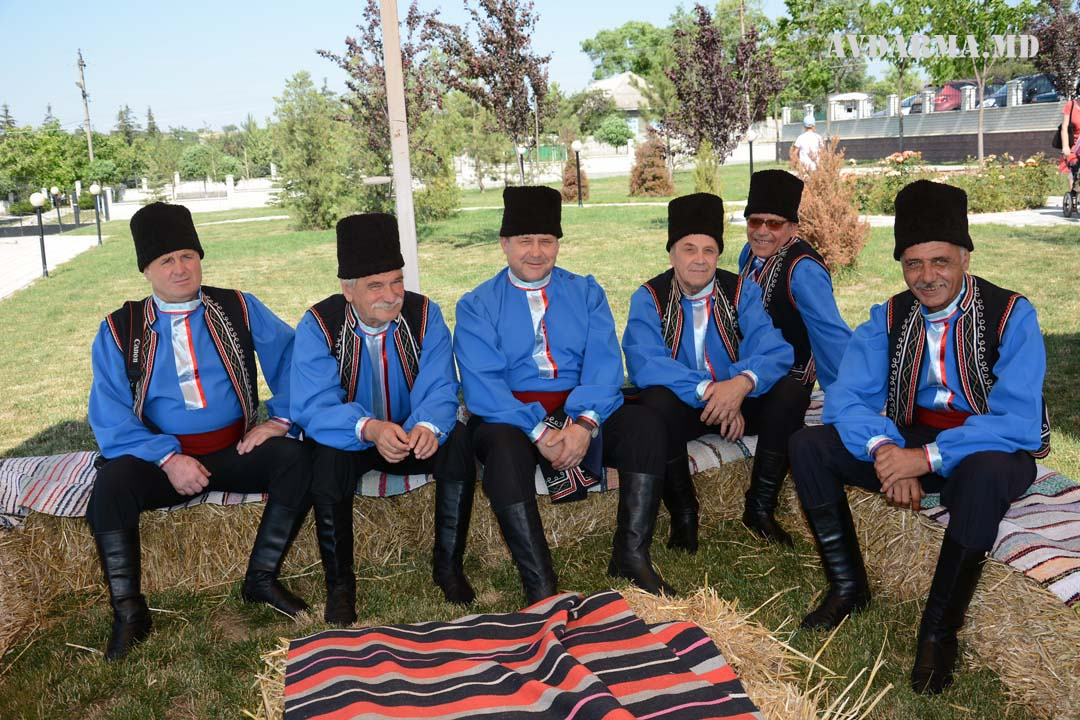 Гагауз национальность какая. Народности молдавии гагаузы. гагаузия гагаузы. молдаване гагаузы национальная одежда. национальный костюм гагаузов.