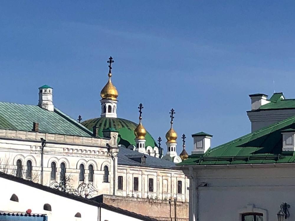Не знаю как относиться к этому предупреждению. Но пишут, что на днях на Трапезном храме Киево-Печерской лавры почернели надкупольные кресты и рисунок на куполах. К чему бы это? 