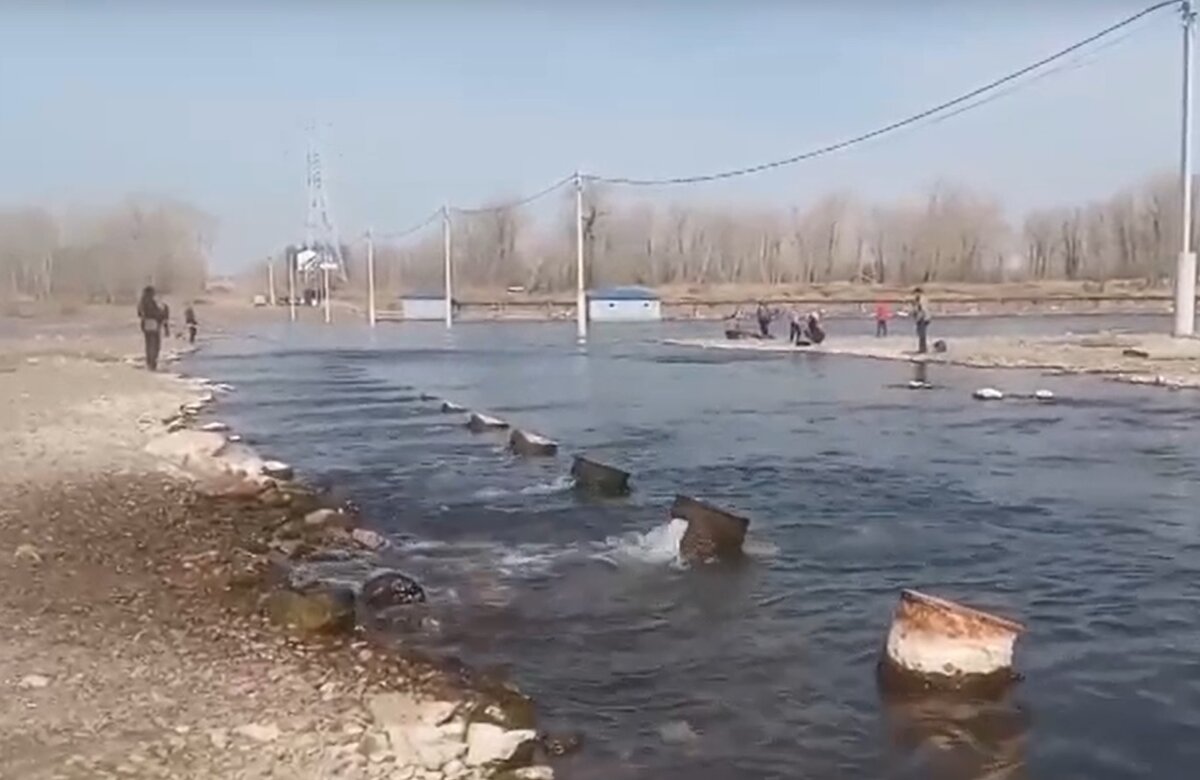 По дну Абаканской протоки Енисея идет трубопровод от Красноярской ТЭЦ-2. Турбины, которые и участвую в выработке света и тепла, нагреваются и их необходимо охлаждать. Так вот эти фонтаны, бьющие из трубы, - это вода, которую уже использовали для охлаждения и теперь сбрасывают в реку.