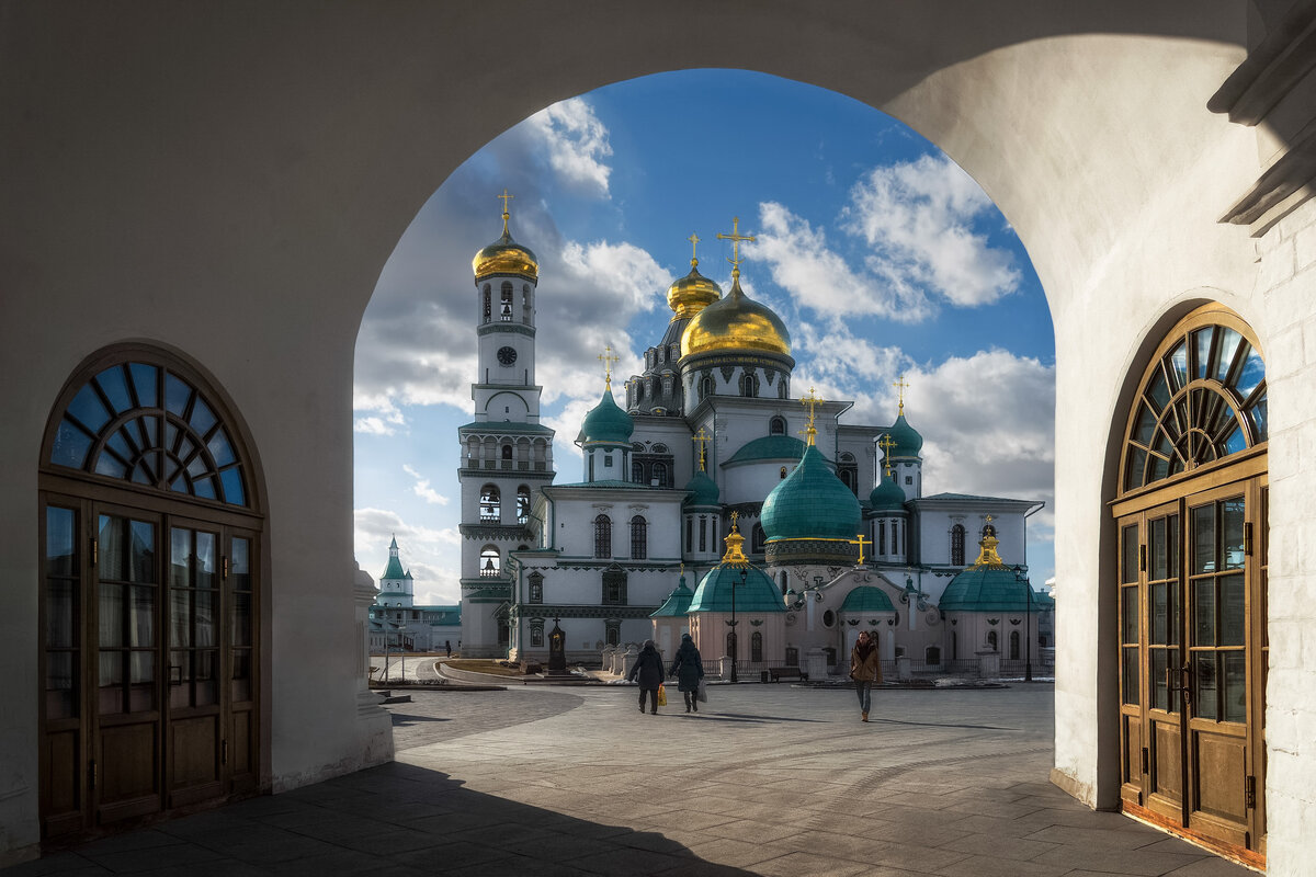 Подмосковный монастырь. Воскресенский Новоиерусалимский монастырь. Истра новый Иерусалим монастырь. Город Истра храм новый Иерусалим.