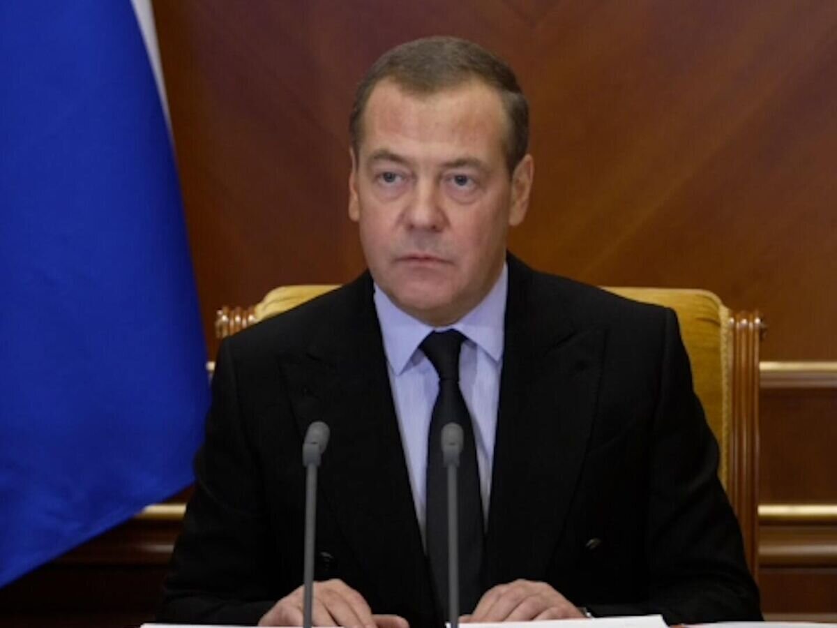    Медведев читает телеграмму Сталина директорам заводов ОПК© Дмитрий Медведев