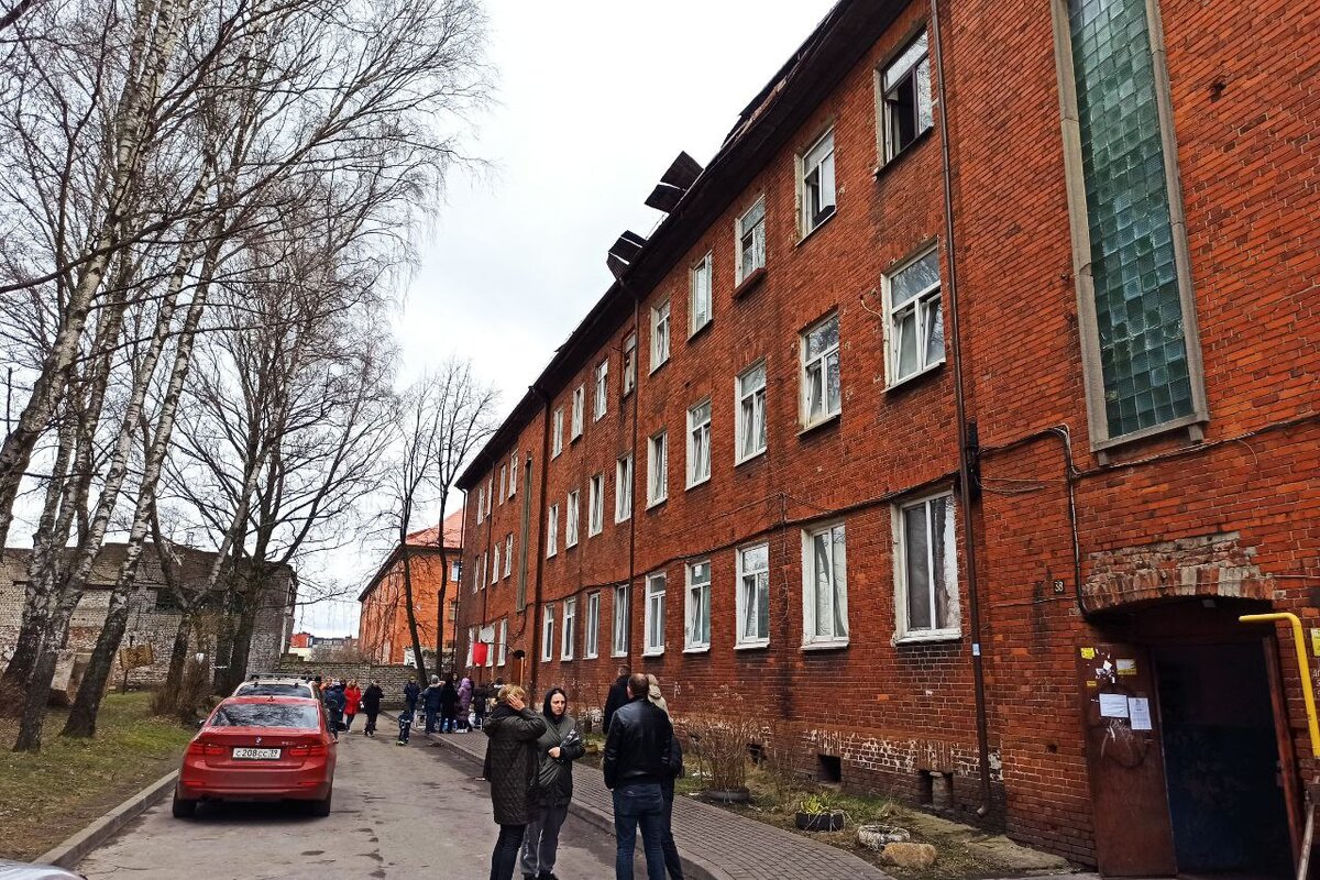 Вокруг горевшего дома на Артиллерийской в Калининграде начали устанавливать  забор | Калининград.Ru | Дзен