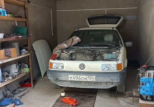 Нам повезло, и мы как раз договорились об аренде этого гаража. Сейчас здесь живет Мерседес