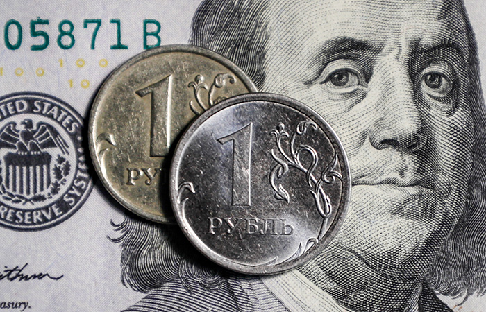Почему россияне предпочитают доллар рублю