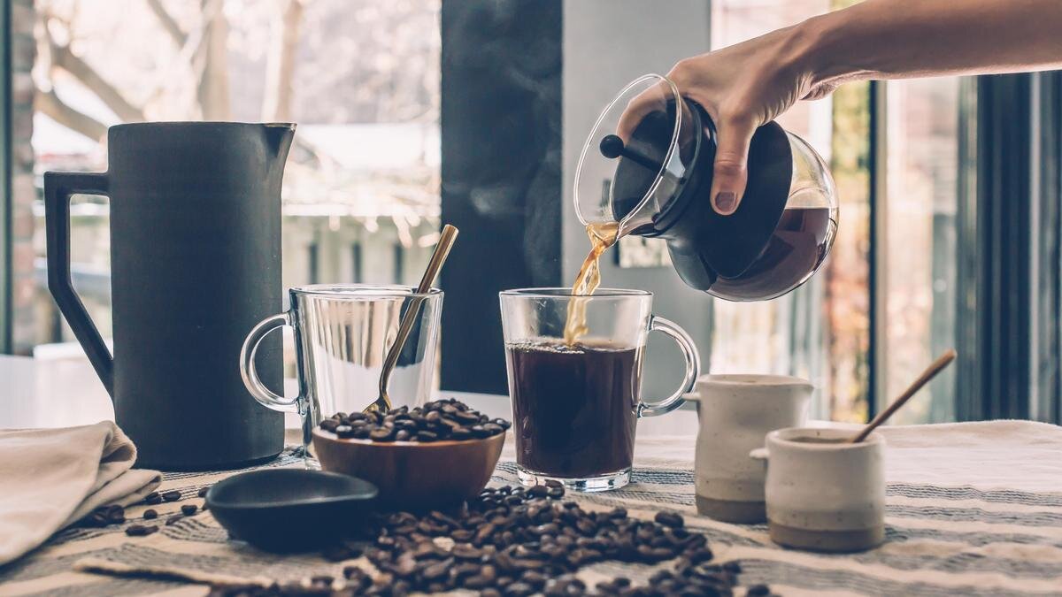    Наливает кофе в стакан:pexels.com