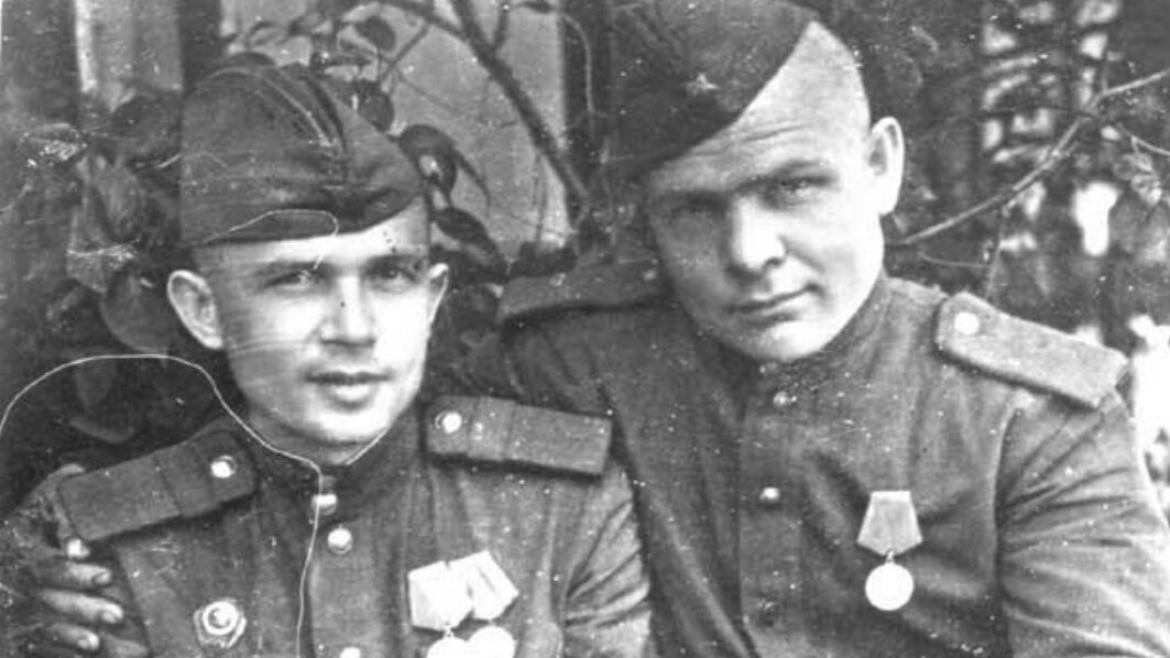 То ли справа, то ли слева - тот самый Тима.   Яндекс-картинки